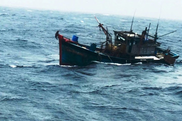 4 tàu cá chìm trên biển, 1 người chết, 11 người mất tích