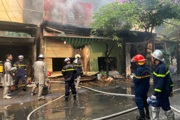 Cháy 4 ki ốt ở Hà Nội, Cảnh sát PCCC đục cửa cuốn vào dập lửa