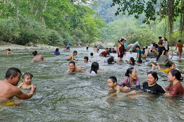 Nắng đổ lửa, người dân Nghệ An ra sông Lam, vào khe suối rừng sâu giải nhiệt
