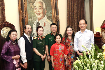NSND Tự Long cùng gia đình viếng lăng Bác, thăm nhà Đại tướng Võ Nguyên Giáp