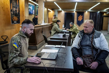 Ukraine dừng mọi dịch vụ lãnh sự cho nam giới ở độ tuổi quân dịch tại nước ngoài